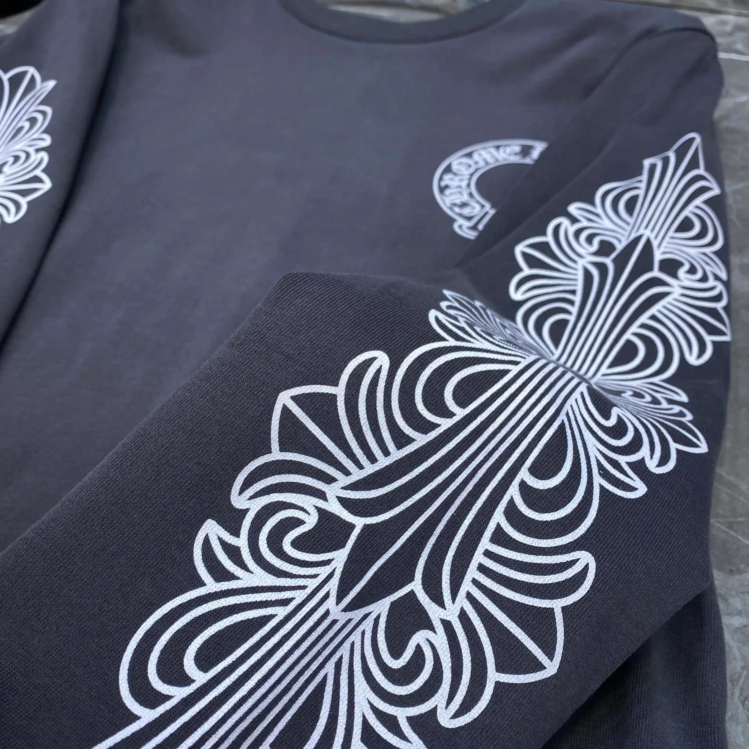 P160 Chrome Hearts 🍁Long T series🍁 Available simultaneously at counters Chrome simple letter slogan ⭐ long-sleeved T-shirt Specially customized original 1:1 high weight comfortable fabric Recommended color: customized red Code numbers: S, M, L, XL